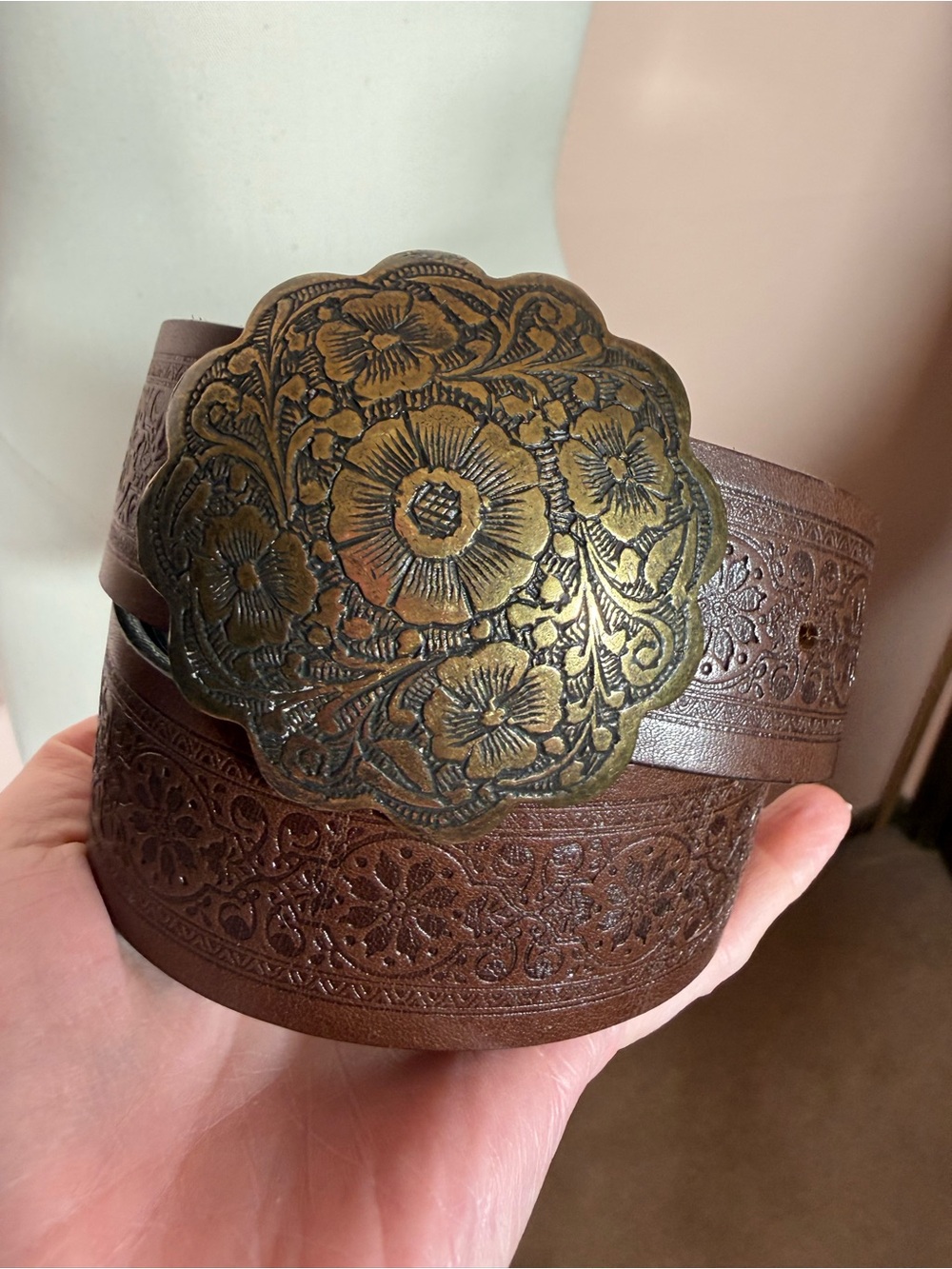 Garnet hill southwestern tooled leather oversized brass flower buckle belt - Picture 11 of 16